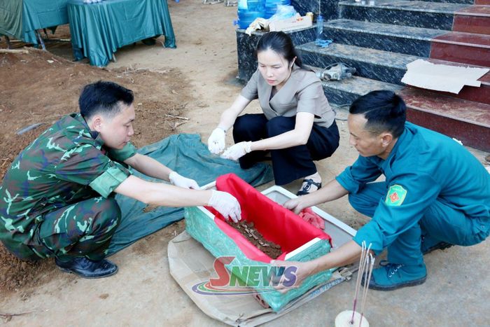 Các lực lượng hoàn tất việc cất bốc, đưa hài cốt liệt sĩ về bàn giao tại Nghĩa trang Liệt sĩ xã Sông Mã.