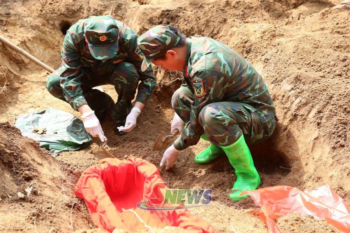 Các lực lượng tìm kiếm hài cốt và di vật mộ liệt sĩ tại bản Hua Đán, xã Chiềng Hặc.