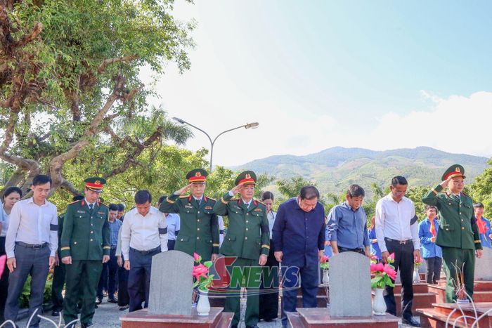Các đại biểu dành phút mặc niệm tưởng nhớ các Anh hùng Liệt sĩ.