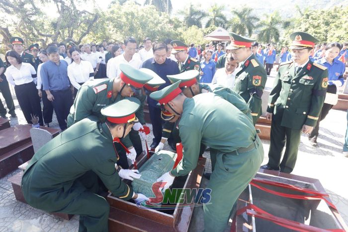 Lễ an táng hài cốt liệt sĩ tại Nghĩa trang Liệt sĩ xã Sông Mã.