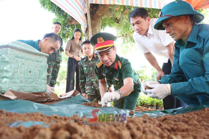 Đại tá Đậu Thanh Quang, Chính ủy Bộ CHQS tỉnh, Phó Trưởng ban Thường trực Ban chỉ đạo 515 tỉnh cùng các lực lượng tham gia khai quật, cất bốc hài cốt liệt sĩ tại bản Cang Kiểng, xã Chiềng Khoong.