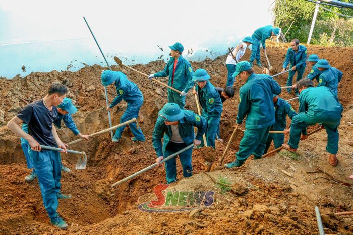 Lực lượng dân quân xã Chiềng Khoong nỗ lực đào, tìm hài cốt liệt sĩ tại bản Cang Kiểng.