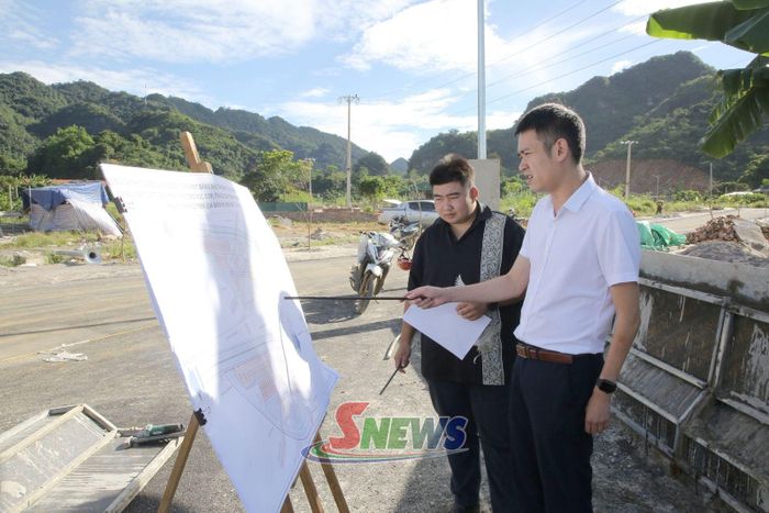 Cán bộ phường Mộc Sơn kiểm tra tiến độ thi công Dự án Đầu tư xây dựng kết cấu hạ tầng và san nền khu dân cư tiểu khu 3.