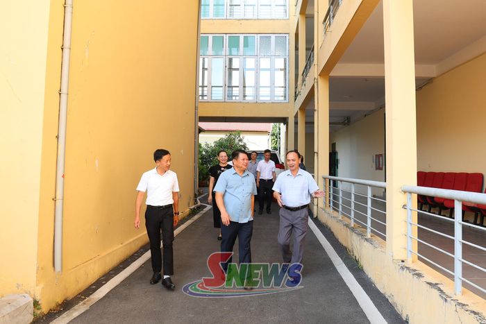 Đồng chí Phó Bí thư Thường trực Tỉnh ủy, Chủ tịch HĐND tỉnh kiểm tra cơ sở vật chất của Báo và Phát thanh, truyền hình Sơn La.