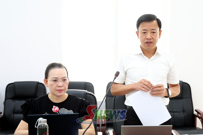 Đồng chí Giám đốc Báo và Phát thanh, truyền hình Sơn La báo cáo tại cuộc làm việc.