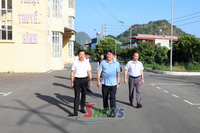 Đồng chí Phó Bí thư Thường trực Tỉnh ủy, Chủ tịch HĐND tỉnh kiểm tra cơ sở vật chất của Báo và Phát thanh, truyền hình Sơn La.