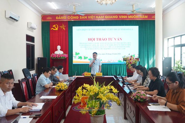 Lãnh đạo Liên hiệp các Hội Khoa học và Kỹ thuật tỉnh phát biểu đóng góp ý kiến.