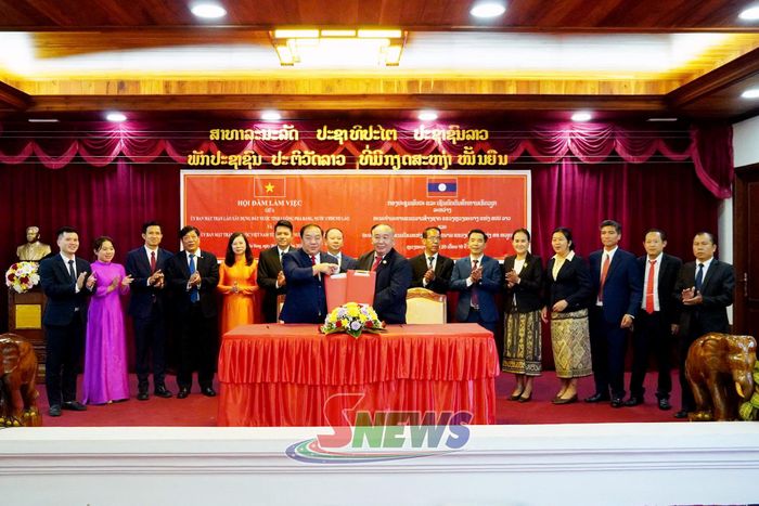 Đại diện Ủy ban MTTQ Việt Nam tỉnh Sơn La và Ủy ban Mặt trận Lào xây dựng đất nước tỉnh Luông Pha Bang ký biên bản làm việc.