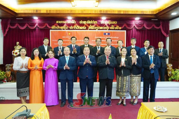 Đoàn đại biểu Ủy ban MTTQ Việt Nam tỉnh Sơn La và Ủy ban Mặt trận Lào xây dựng đất nước tỉnh Luông Pha Bang chụp ảnh lưu niệm tại hội đàm.
