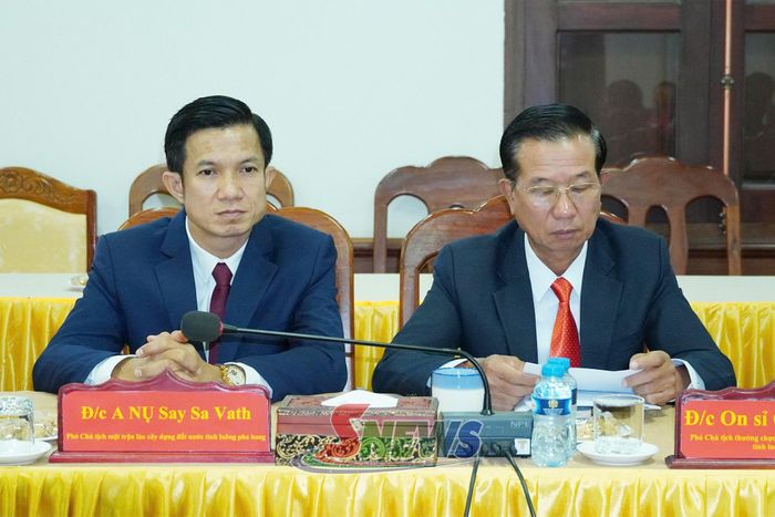 Đại biểu Ủy ban Mặt trận Lào xây dựng đất nước tỉnh Luông Pha Bang tại hội đàm.