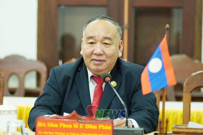 Đồng chí Sổm Phon Si U Đôm Phăn, Ủy viên Ban Thường vụ Tỉnh ủy, Chủ tịch Ủy ban Mặt trận Lào xây dựng đất nước tỉnh Luông Pha Bang phát biểu tại cuộc hội đàm.