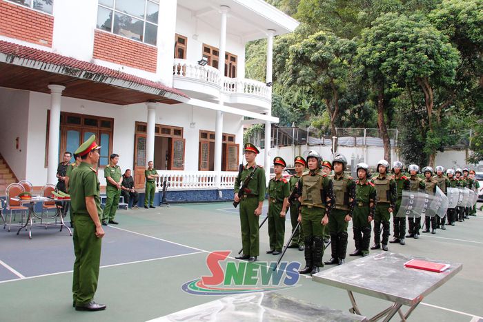 Tổ bảo vệ mục tiêu trụ sở Tỉnh ủy Sơn La triển khai đội hình xử lý tình huống.