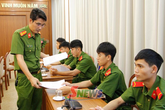 Tổ kiểm tra phát giấy thi cho cán bộ, chiến sĩ.