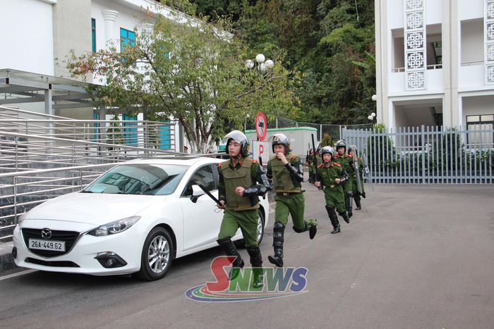 Tổ bảo vệ mục tiêu trụ sở Tỉnh ủy Sơn La triển khai đội hình xử lý hình huống phần thực hành.