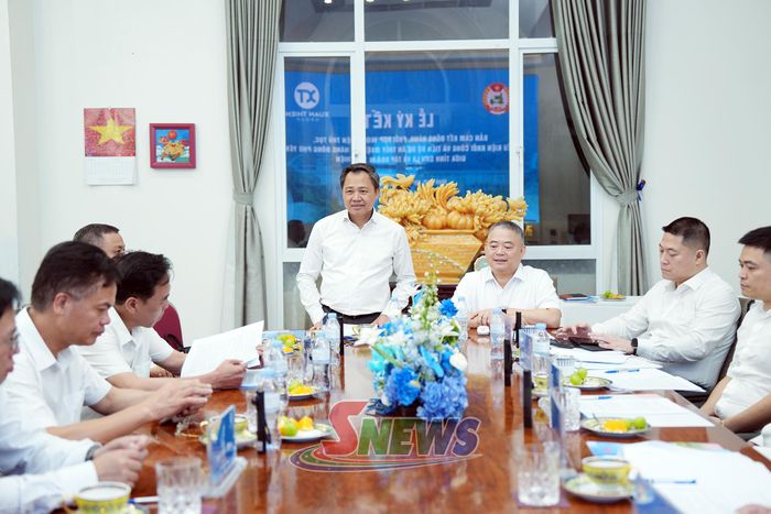 Chủ tịch UBND tỉnh Nguyễn Đình Việt phát biểu kết luận cuộc làm việc.