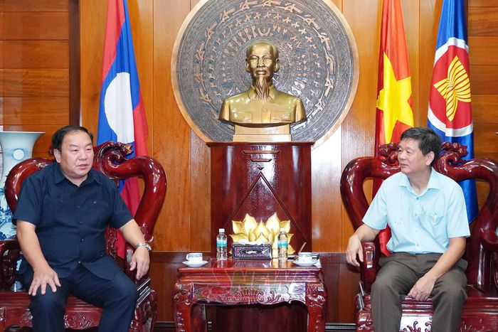 Đồng chí Chá A Của trao đổi với đồng chí Vũ Ngọc Lý về quan hệ hợp tác giữa Sơn La và các tỉnh của Lào.