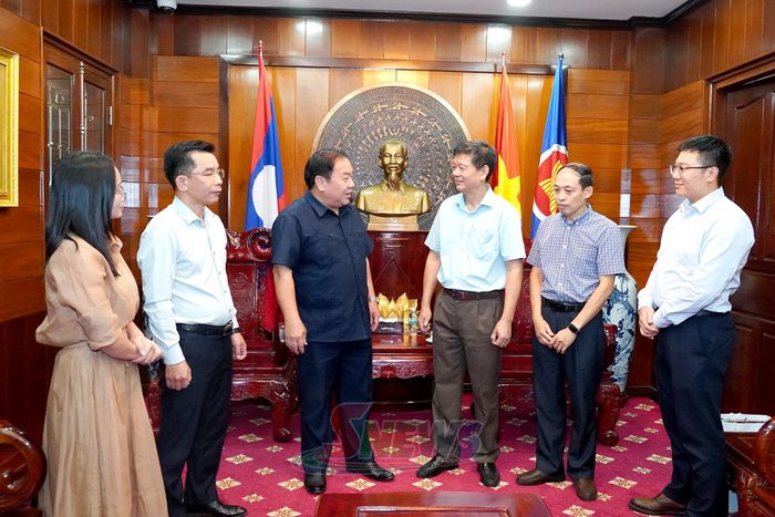 Các đại biểu trao đổi về việc tăng cường phối hợp, thúc đẩy hợp tác giữa Sơn La và các địa phương của Lào.
