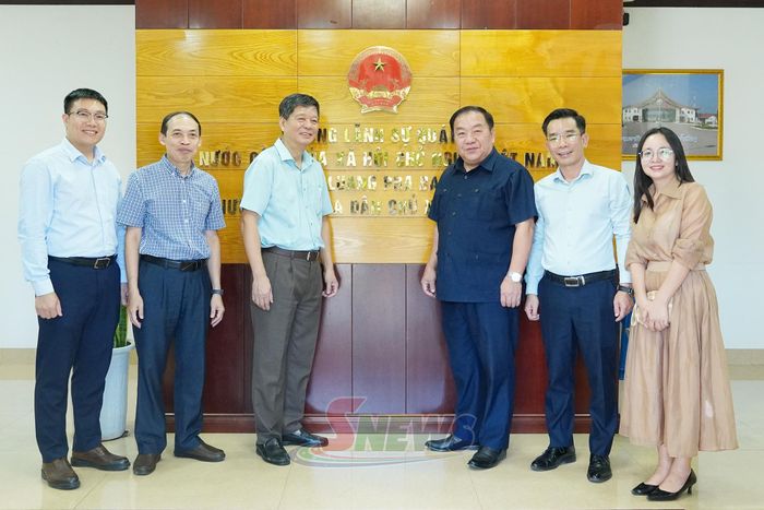 Đồng chí Chá A Của cùng Đoàn công tác tỉnh Sơn La chụp ảnh lưu niệm với cán bộ Tổng lãnh sự quán Việt Nam tại Luông Pha Bang.