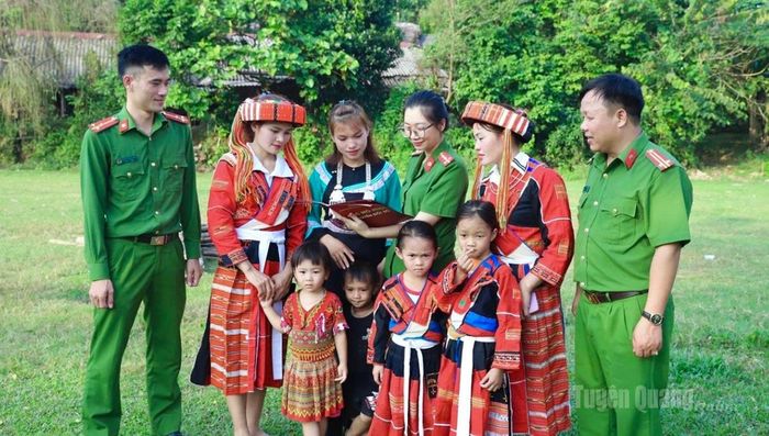 Hội Phụ nữ Công an tỉnh tuyên truyền, hướng dẫn người dân tham gia chuyển đổi số.