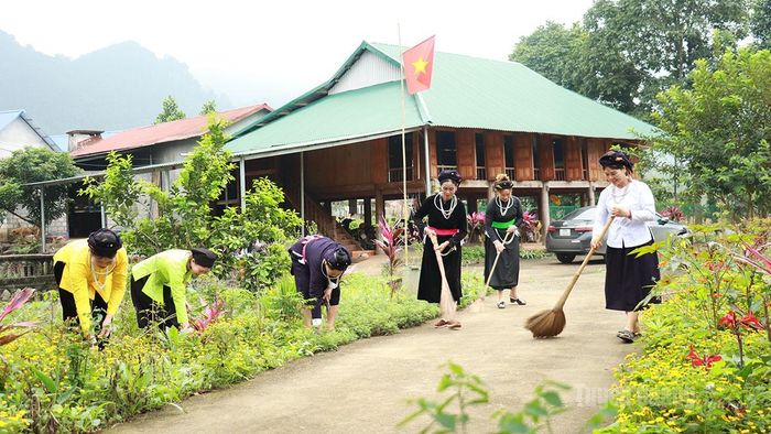 Hội Nàng dâu dòng họ Hoàng, dân tộc Tày, thôn Yên Lập, xã Yên Thành giúp nhau kinh nghiệm xây dựng gia đình hạnh phúc, gìn giữ nếp sống văn minh.