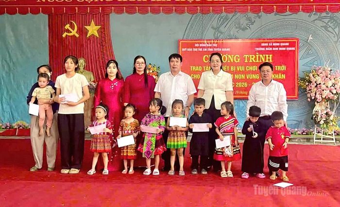 Lãnh đạo Sở Y tế trao 10 suất quà cho học sinh có hoàn cảnh khó khăn của Trường Mầm non Minh Quang, xã Minh Quang.