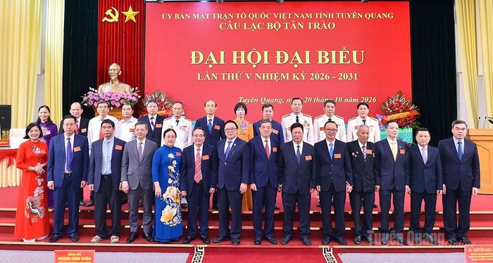 Các đồng chí lãnh đạo tỉnh, nguyên lãnh đạo tỉnh chụp ảnh chung với Ban Chủ nhiệm Câu lạc bộ Tân trào khóa V.