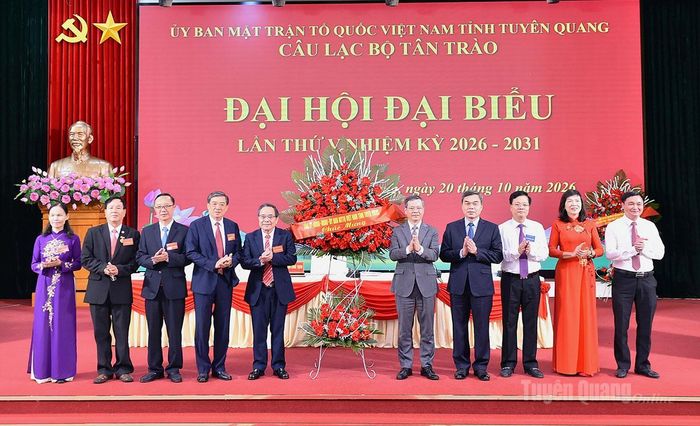Các đồng chí lãnh đạo tỉnh tặng hoa chúc mừng Đại hội.