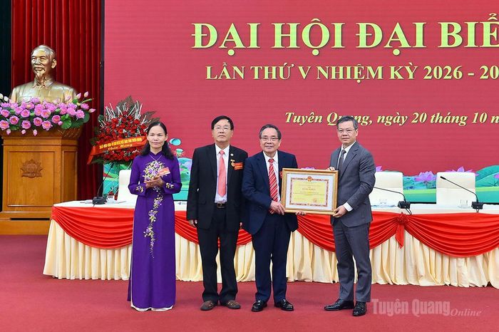 Đồng chí Nguyễn Văn Sơn, Chủ tịch HĐND tỉnh trao Bằng khen của Chủ tịch UBND tỉnh cho Ban Chủ nhiệm Câu lạc bộ Tân Trào.