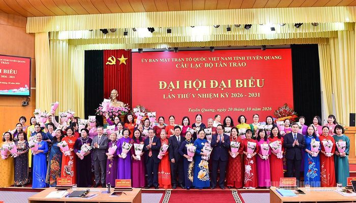 Các đồng chí lãnh đạo, nguyên lãnh đạo tỉnh tặng hoa các nữ đại biểu nhân dịp kỷ niệm 96 năm Ngày thành lập Hội Liên hiệp Phụ nữ Việt Nam (20/10/1930 - 20/10/2026).