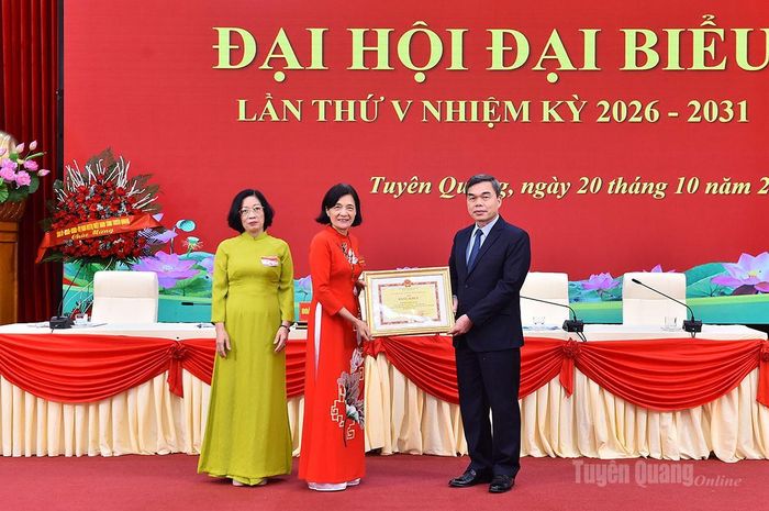 Đồng chí Ma Thế Hồng, Phó Bí thư Tỉnh ủy, Chủ tịch Ủy ban MTTQ tỉnh trao Bằng khen của Chủ tịch UBND tỉnh cho Chi hội Minh Xuân - Câu lạc bộ Tân Trào.