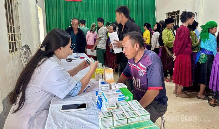 Y bác sĩ tư vấn và cấp phát thuốc miễn phí cho người dân trong đợt khám sức khỏe định kỳ tại xã biên giới Lũng Cú.