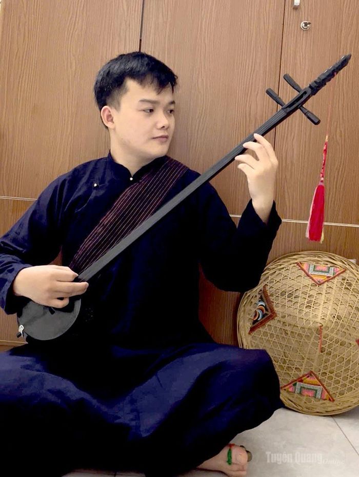 Anh Phùng Văn Tiến tập luyện hát Then, đàn Tính.