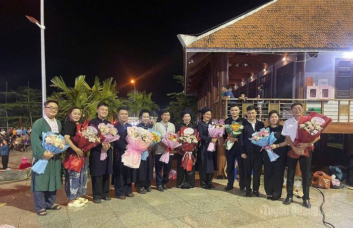 Anh Phùng Văn Tiến (thứ 3 từ trái sang) tại Liên hoan hát Then, đàn Tính năm 2026 được tổ chức tại xã Cẩm Giàng, tỉnh Thái Nguyên.