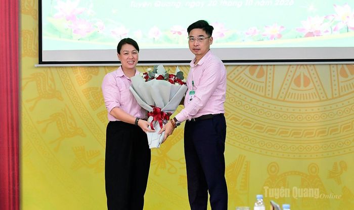 Lãnh đạo Chi nhánh Ngân hàng Chính sách xã hội tỉnh khen thưởng cho Phòng Giao dịch Ngân hàng Chính sách xã hội Bắc Quang.