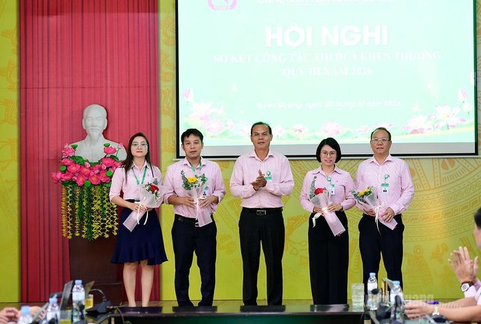 Lãnh đạo Chi nhánh Ngân hàng Chính sách xã hội tặng thưởng cho các tập thể.