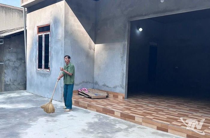 Ông Hoàng Văn Chung, thôn Bản Lùng, xã Thượng Minh trong căn nhà mới vừa hoàn thiện.