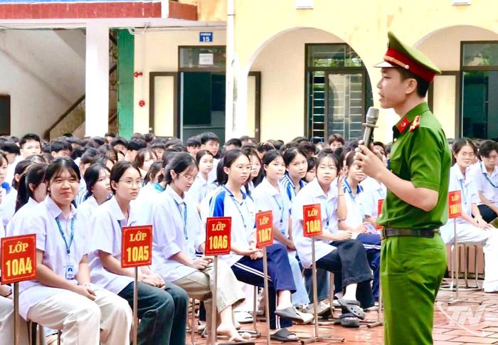 Tuyên truyền tác hại ma túy cho học sinh Trường THPT Đại Từ.