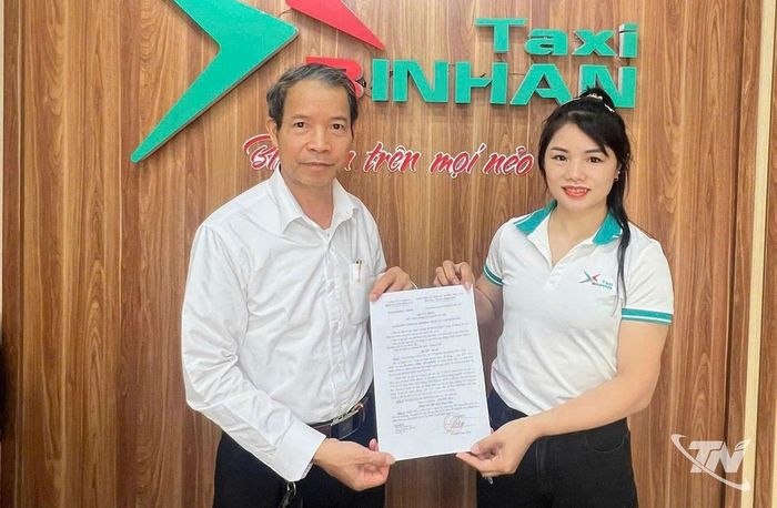 Chị Nguyễn Thị Dung được Công ty Taxi Bình An biểu dương, khen thưởng vì hành động nhặt được tài sản trả lại khách hàng.