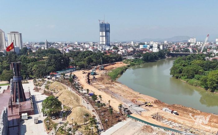 Dự án xây dựng tuyến đê Hữu Cầu đoạn phía sau Quảng trường Võ Nguyên Giáp đang được nhà thầu khẩn trương thi công.