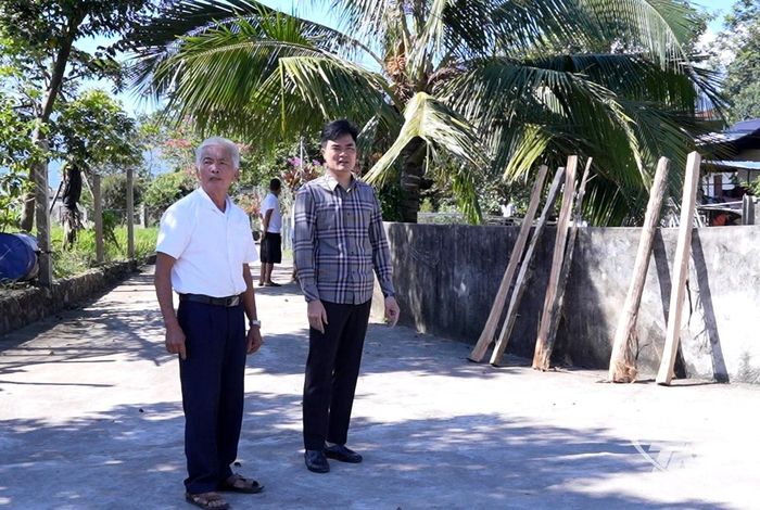 Ông Liễu Trần Khuyến (áo kẻ) tuyên truyền, vận động người dân hiến đất mở đường.