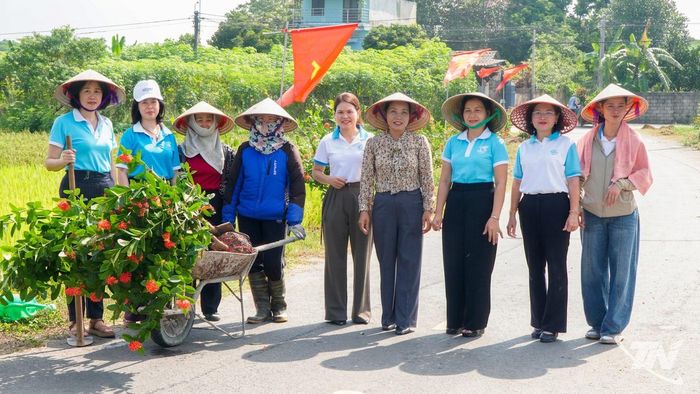 Cán bộ Hội LHPN tỉnh đồng hành cùng hội viên phụ nữ địa phương trồng tuyến đường hoa, góp phần cải thiện cảnh quan, giữ gìn môi trường nông thôn xanh, sạch, đẹp.