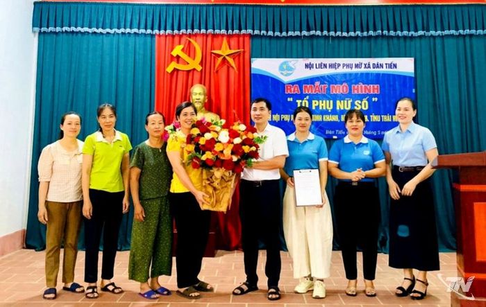 Ra mắt Tổ công nghệ số cộng đồng tại Chi hội Phụ nữ xóm Thịnh Khánh, xã Dân Tiến.