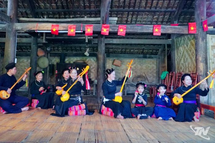 Trong khuôn khổ Dự án 8, các nghệ nhân và hội viên phụ nữ tích cực trao truyền di sản hát Then, đàn Tính cho thế hệ trẻ.