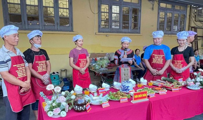 Thôn Chiến Thắng thuyết trình các món ăn tại Cuộc thi.