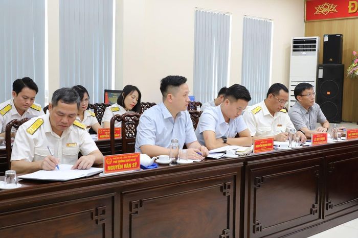 Đại biểu tham gia buổi khảo sát.