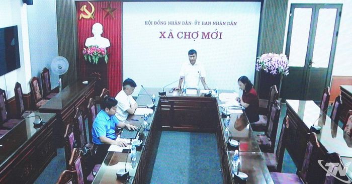Đại biểu tham gia buổi tiếp công dân tại điểm cầu trực tuyến xã Chợ Mới.
