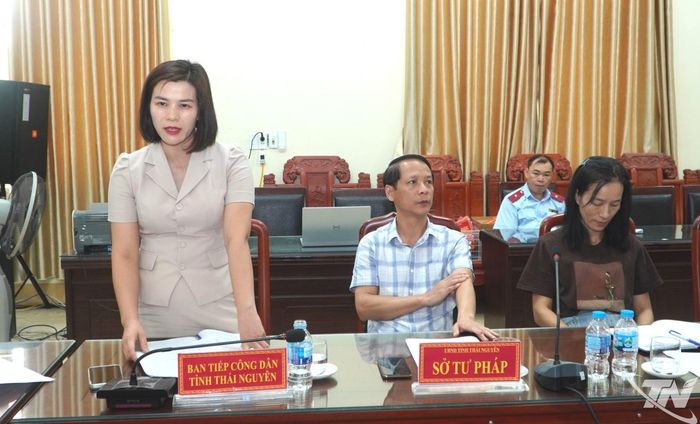 Đại diện Ban Tiếp công dân tỉnh phát biểu tại buổi đối thoại.
