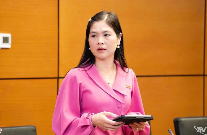 Đại biểu Phạm Thị Thu Thủy, Trưởng Ban Văn hóa - Xã hội HĐND tỉnh Thái Nguyên đề nghị hoàn thiện quy định về thư viện, du lịch và tổ chức sự kiện thể thao.