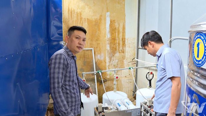 Đại diện đơn vị cung cấp hệ thống lọc nước ion kiềm phối hợp với nhà trường lấy mẫu nước, gửi kiểm nghiệm độc lập nhằm xác định chính xác chất lượng nguồn nước.