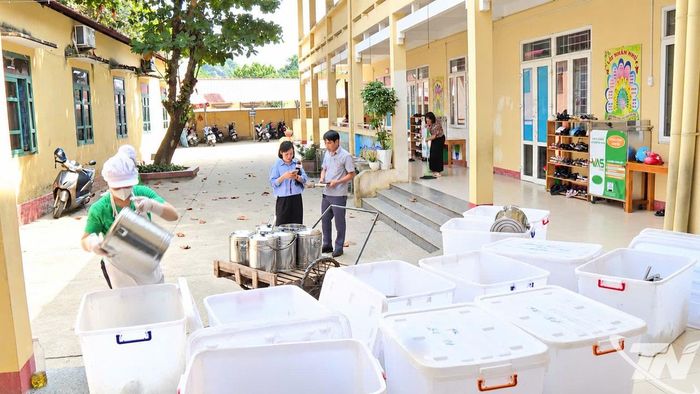 Các cơ quan chức năng phối hợp làm rõ nguyên nhân, bảo đảm an toàn bữa ăn bán trú cho học sinh.